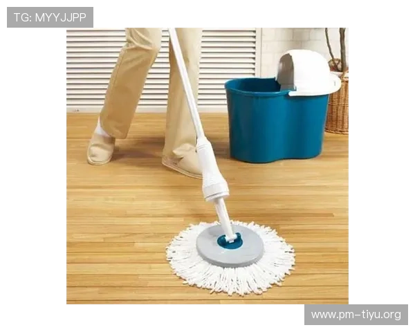 女生拖地遭友人偷袭欲追人却被拖把绊倒的意外又爆笑瞬间现场中的 女生拖地遭友人偷袭欲追人却被拖把绊倒的意外又爆笑瞬间现场中的