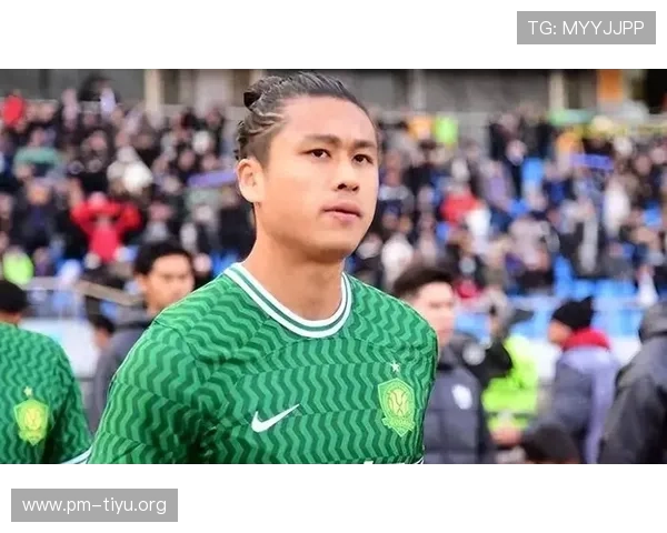 张玉宁赛后与印尼归化球员迪克斯交换球衣两人曾同队效力重逢情深 张玉宁赛后与印尼归化球员迪克斯交换球衣两人曾同队效力重逢情深