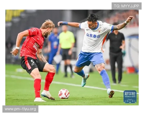 成都蓉城足球基地观察球员分组训练 成都球迷雄起助力中超梦想 成都蓉城足球基地观察球员分组训练 成都球迷雄起助力中超梦想